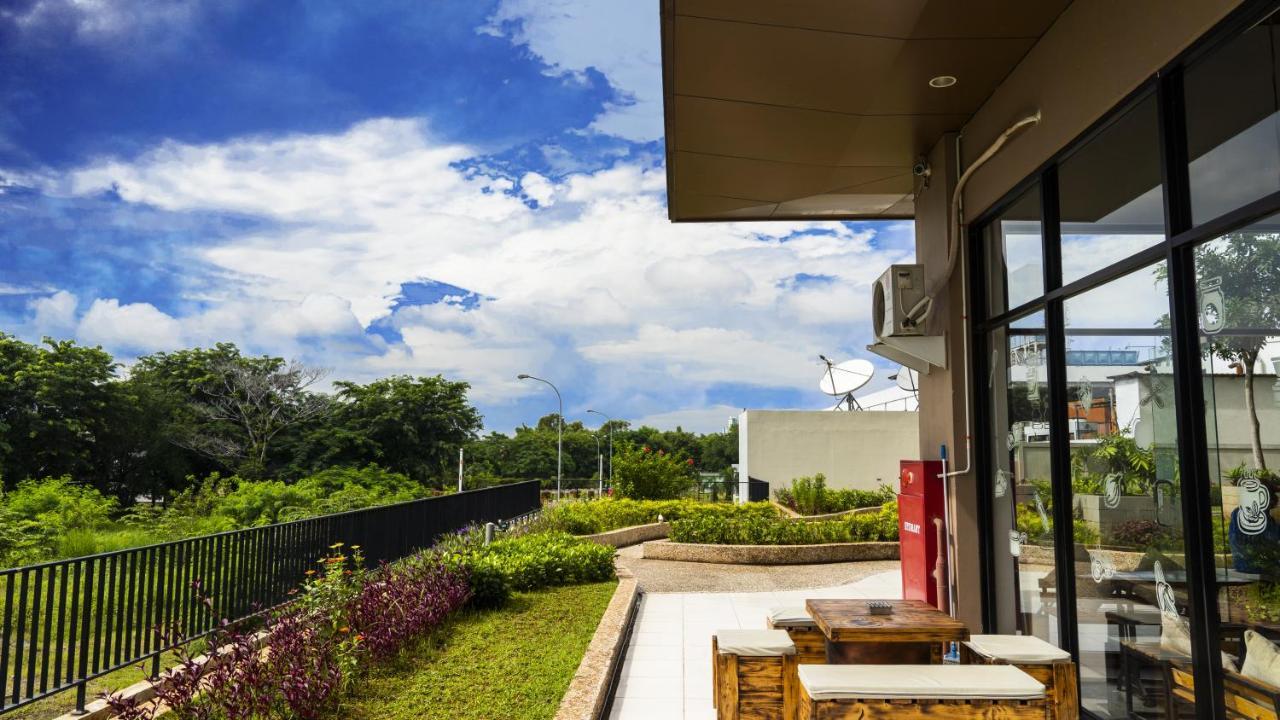 Azalea Suites Cikarang By Jayakarta Group Zewnętrze zdjęcie